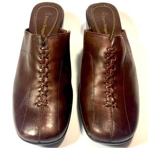 BARE TRAPS Backlash Leather Clogs w/Braided Detail